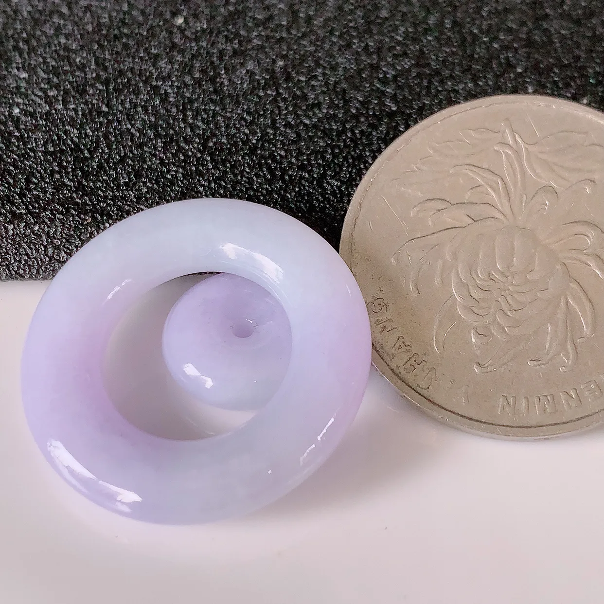 自然光实拍，冰润紫罗兰翡翠平安母子扣吊坠，翠色灵动，佩戴效果时尚出众，尽显气质， 玉质细腻，美感十足。#1.30