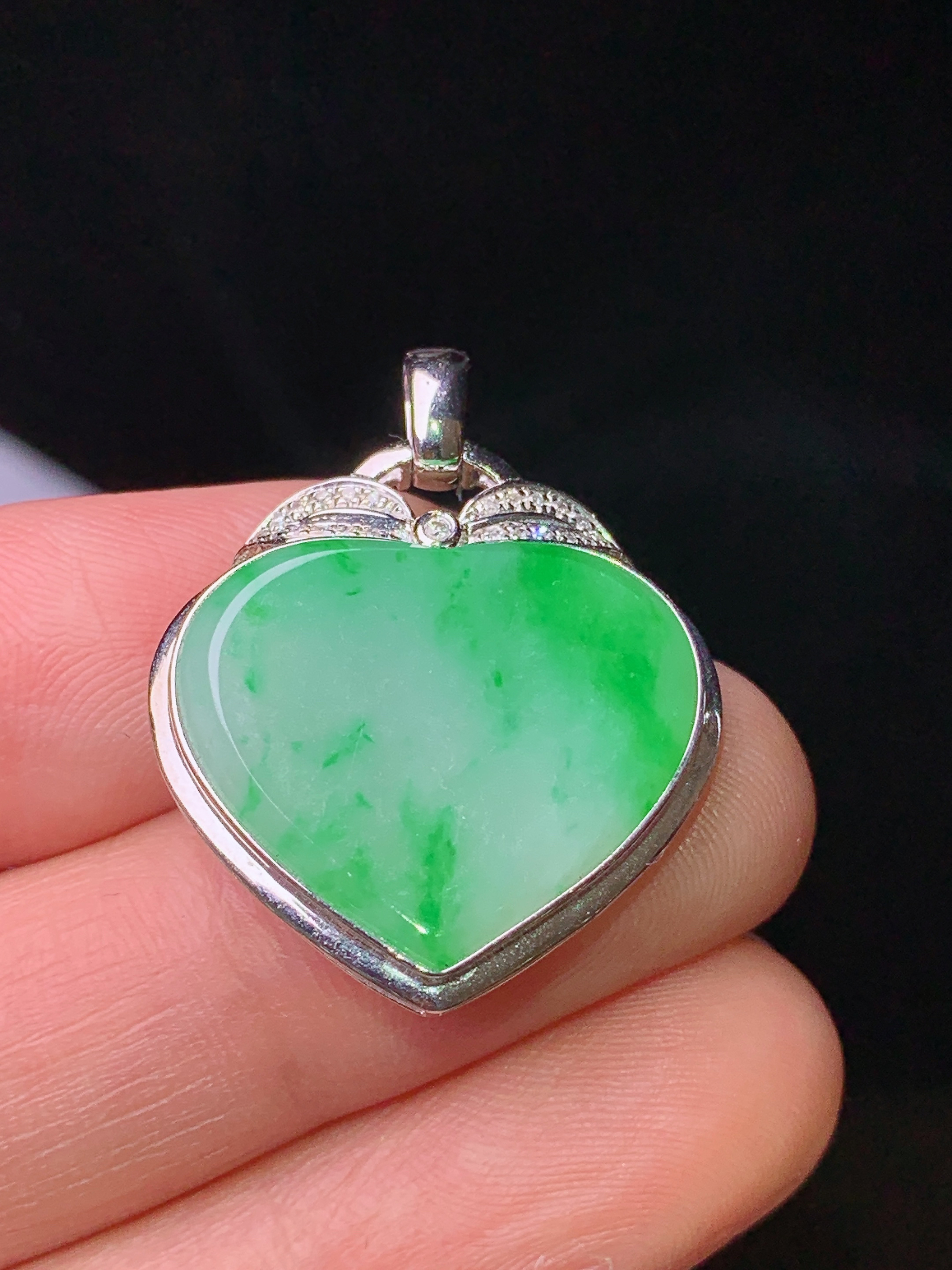 18k金钻镶嵌飘绿心形吊坠 玉质细腻 色泽清新艳丽 整体尺寸27.7*22.2*5