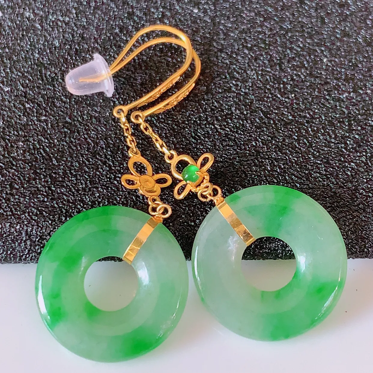 18k金镶嵌冰种飘绿翡翠平安扣耳坠，沁人心脾，耳坠佩戴效果大气出众，尽显气质。种水好，胶感足，颜相当漂亮，高性价比，值得入手品鉴！#1.2整体37裸石14.8*2.6