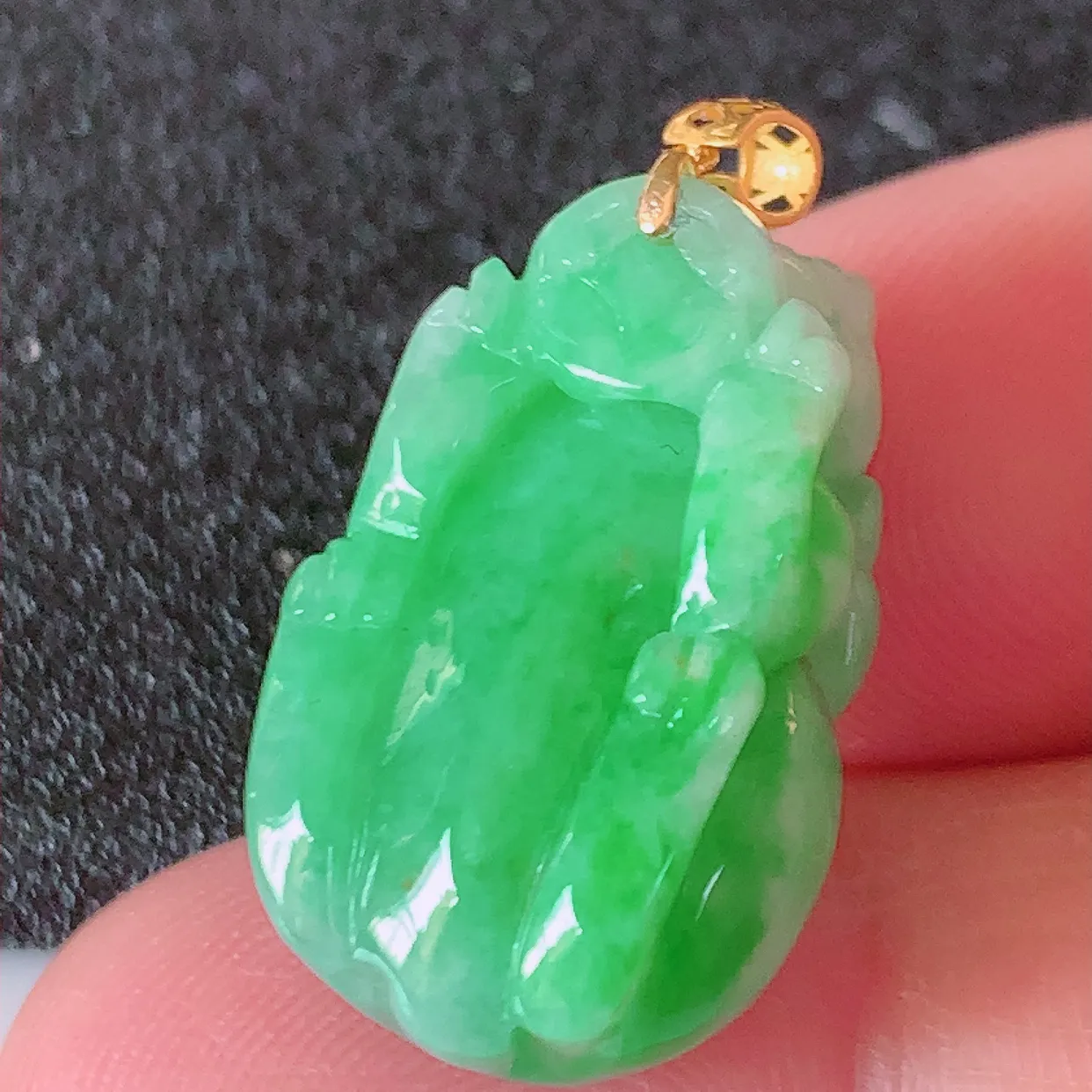 18K金镶嵌满绿翡翠招财貔貅吊坠，民间有“一摸貔貅运程旺盛，再摸貔貅财运滚滚，三摸貔貅平步青云 ”的美好祝愿。#1.2整体26.5裸石22.5*14.5-11