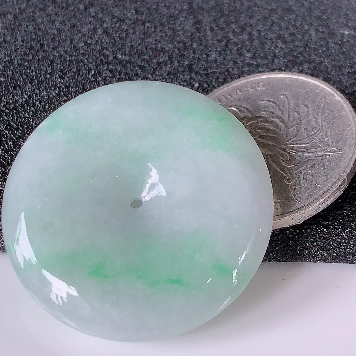 自然光实拍，冰润飘绿翡翠平安扣吊坠，形体饱满圆润，平安扣肥嘟嘟的，平平安安，种水很好， 配戴精美！#97.30