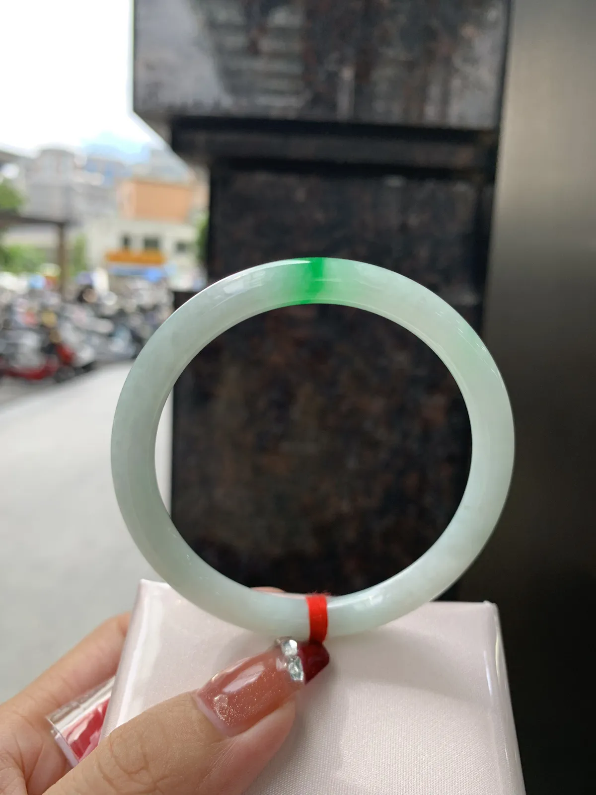 私人专拍
白底青美人条
57.6-7.3-7.5
底妆水润细腻，一抹阳绿花色点睛之笔，更显灵动，有生命力。