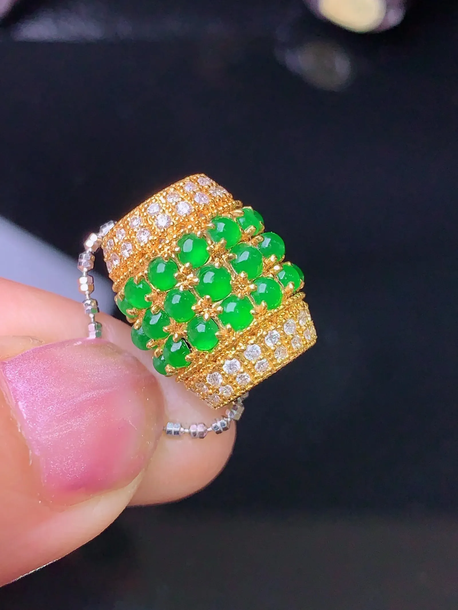 18k金钻镶嵌满绿蛋面路路通吊坠 玉质细腻 色泽清新艳丽 整体尺寸16*13.6*13.6