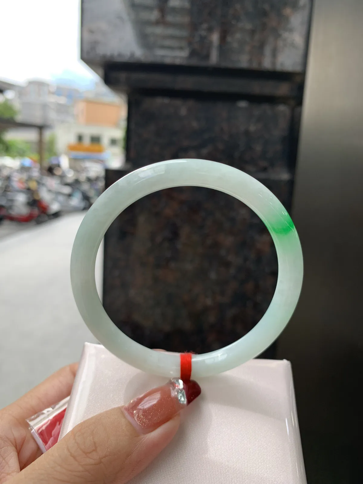 私人专拍
白底青美人条
57.6-7.3-7.5
底妆水润细腻，一抹阳绿花色点睛之笔，更显灵动，有生命力。