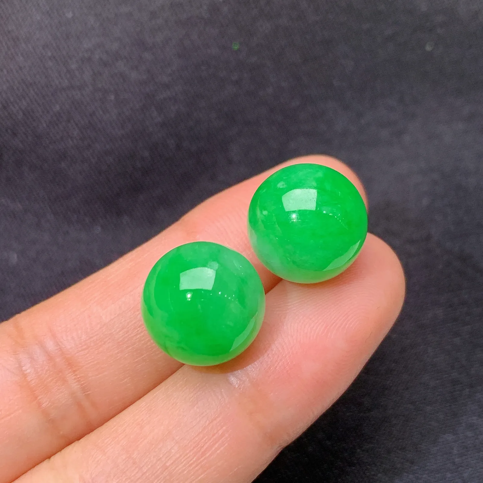 飘绿圆珠一对，镶嵌佳品，冰润细腻，色阳，种水足 Be 直径12.3