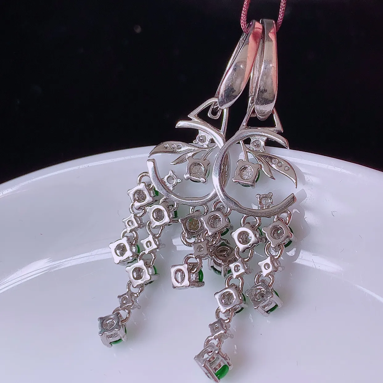 冰透满绿翡翠925银镶嵌耳坠，自然光实拍，翠色灵动，颜色漂亮，种老水足，品相佳，佩戴佳品！#98.30整体45*10.8*4 裸石3*3