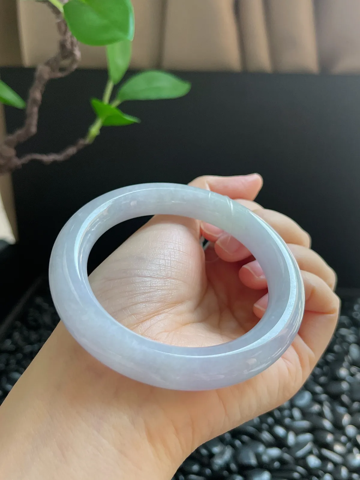 圆镯56.5圈口，翡翠糯化种春带彩手镯