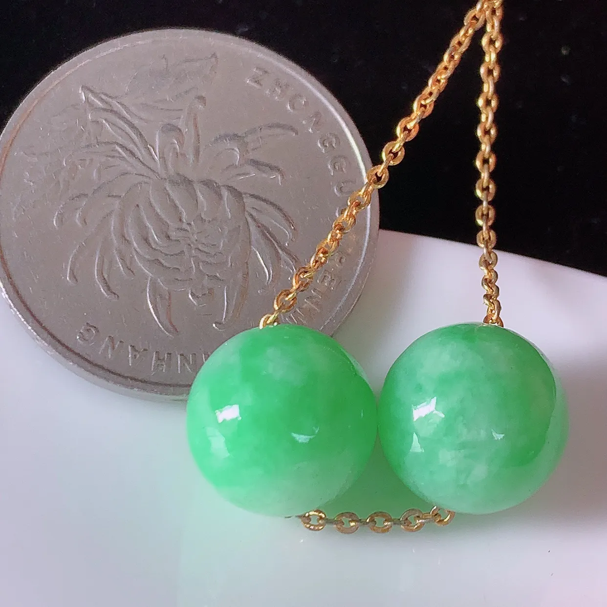 自然光实拍，满绿翡翠一对圆珠、转运珠吊坠，寓意“时来运转，财源滚滚” 寓意佳，转运珠佩戴时尚优雅！#05.2尺寸11mm