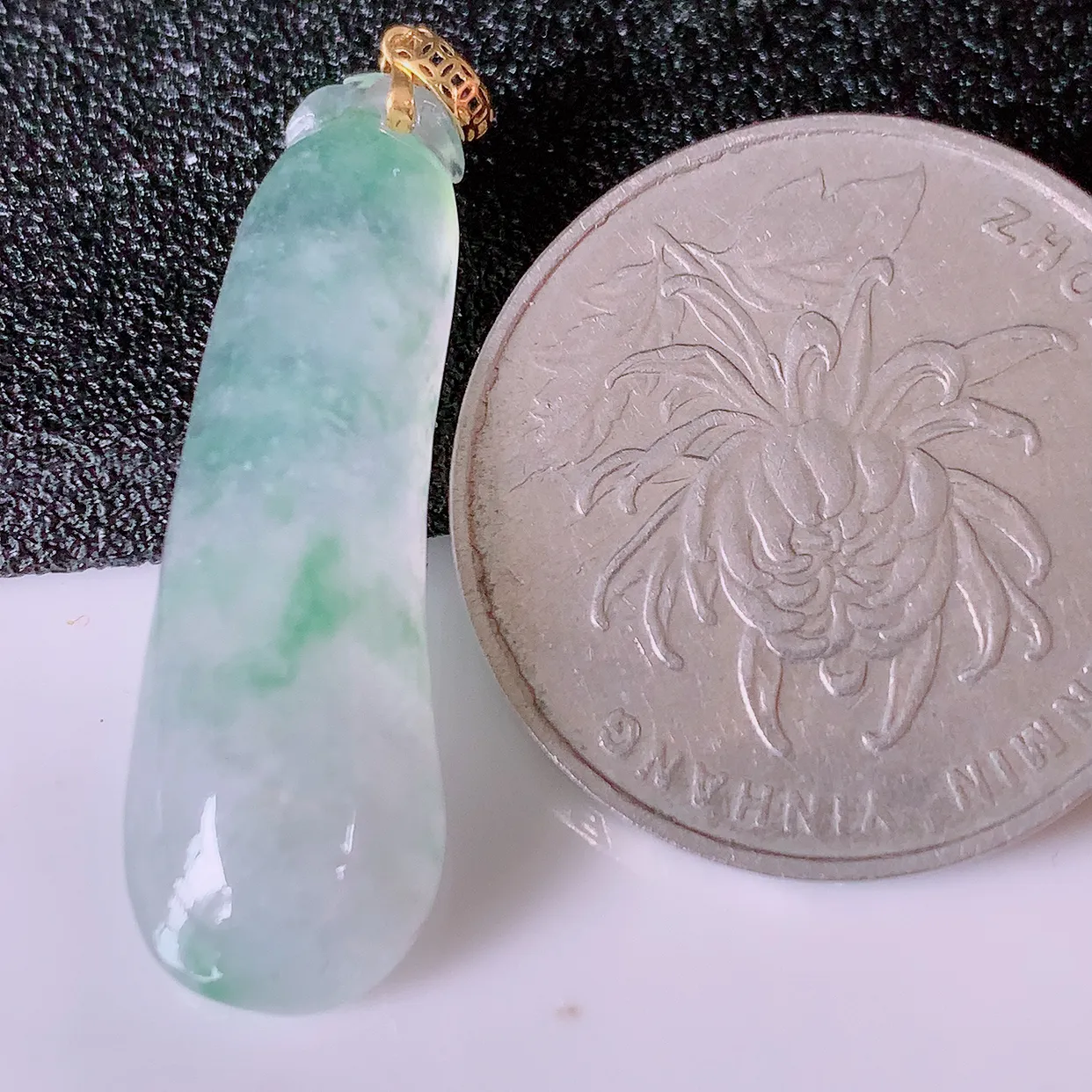 18K金镶嵌冰种飘花翡翠招财福瓜吊坠，精美饱满福瓜，种水足，形态圆润饱满，福相十足 ！#1.30