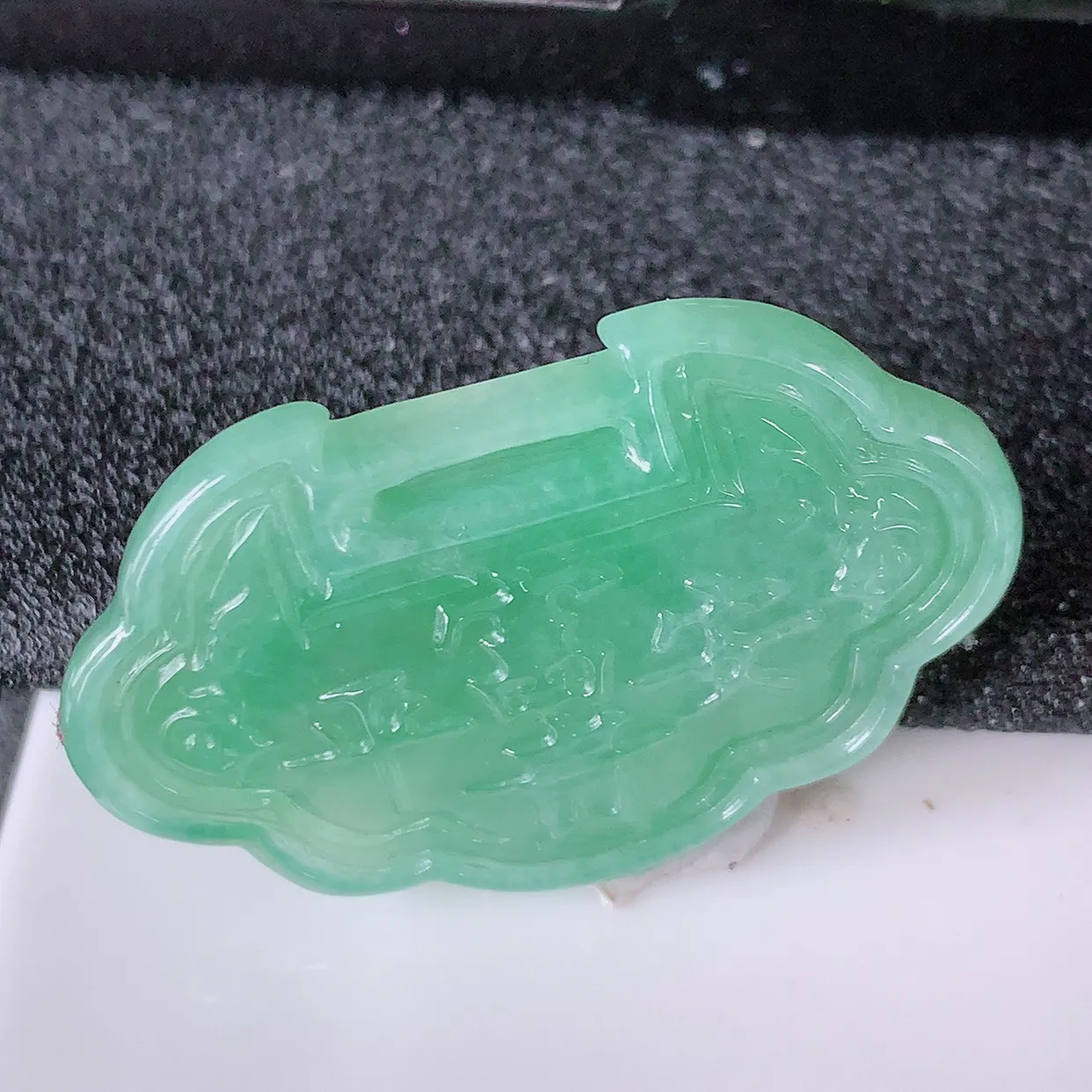 自然光实拍，水润满绿翡翠平安富贵锁吊坠，翠色灵动，玉质细腻，颜色漂亮，品相佳， 佩戴佳品！#85.38