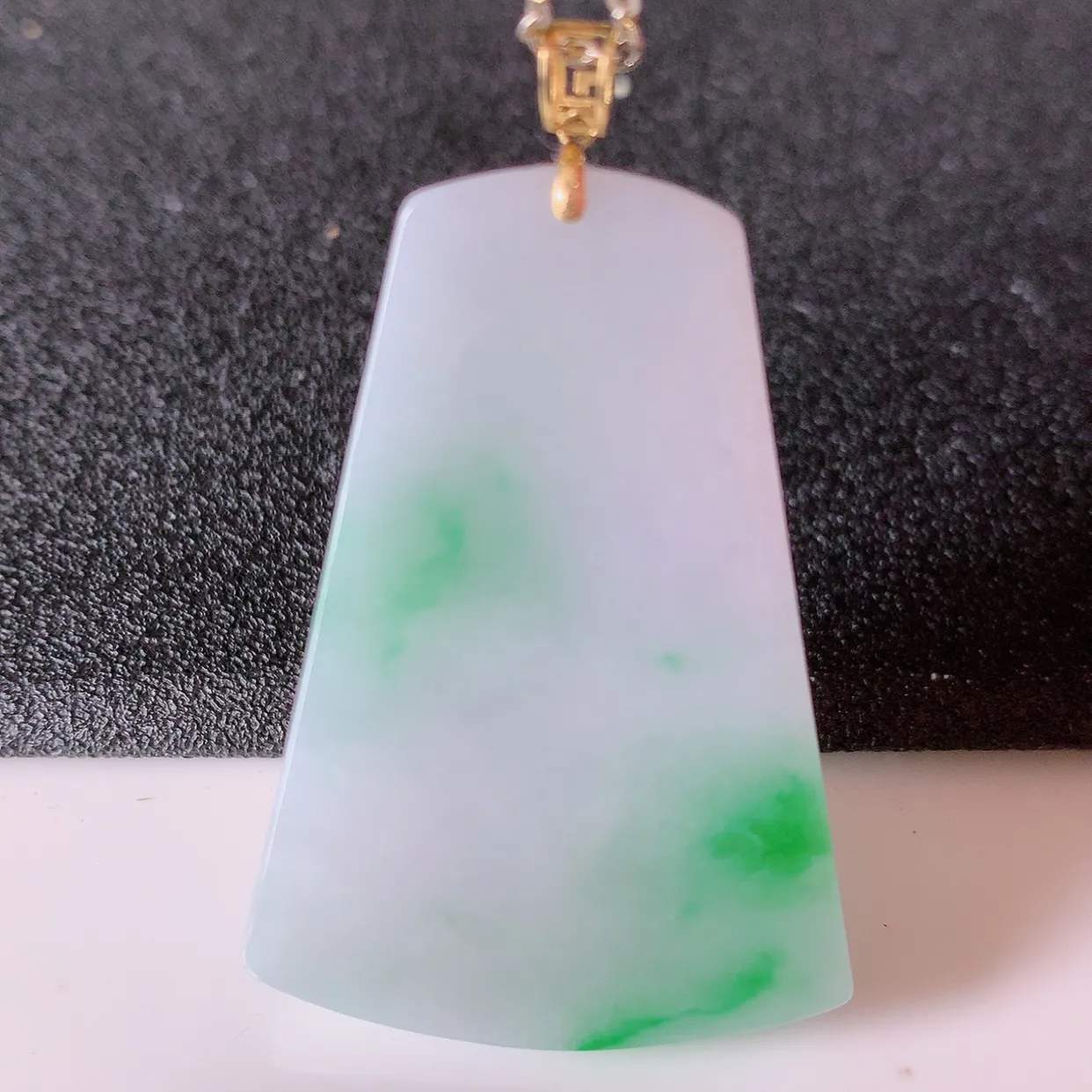 18K金镶嵌冰润飘阳绿翡翠无事牌吊坠，平安无事牌，平平安安，无事牌翠色灵动， 佩戴平安时尚！#41.30整体45*裸石39*28.5*4