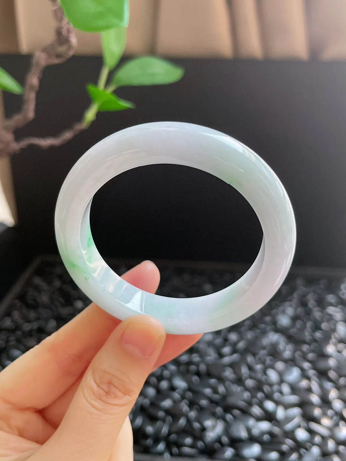 正圈51.7圈口，翡翠糯化种飘绿手镯