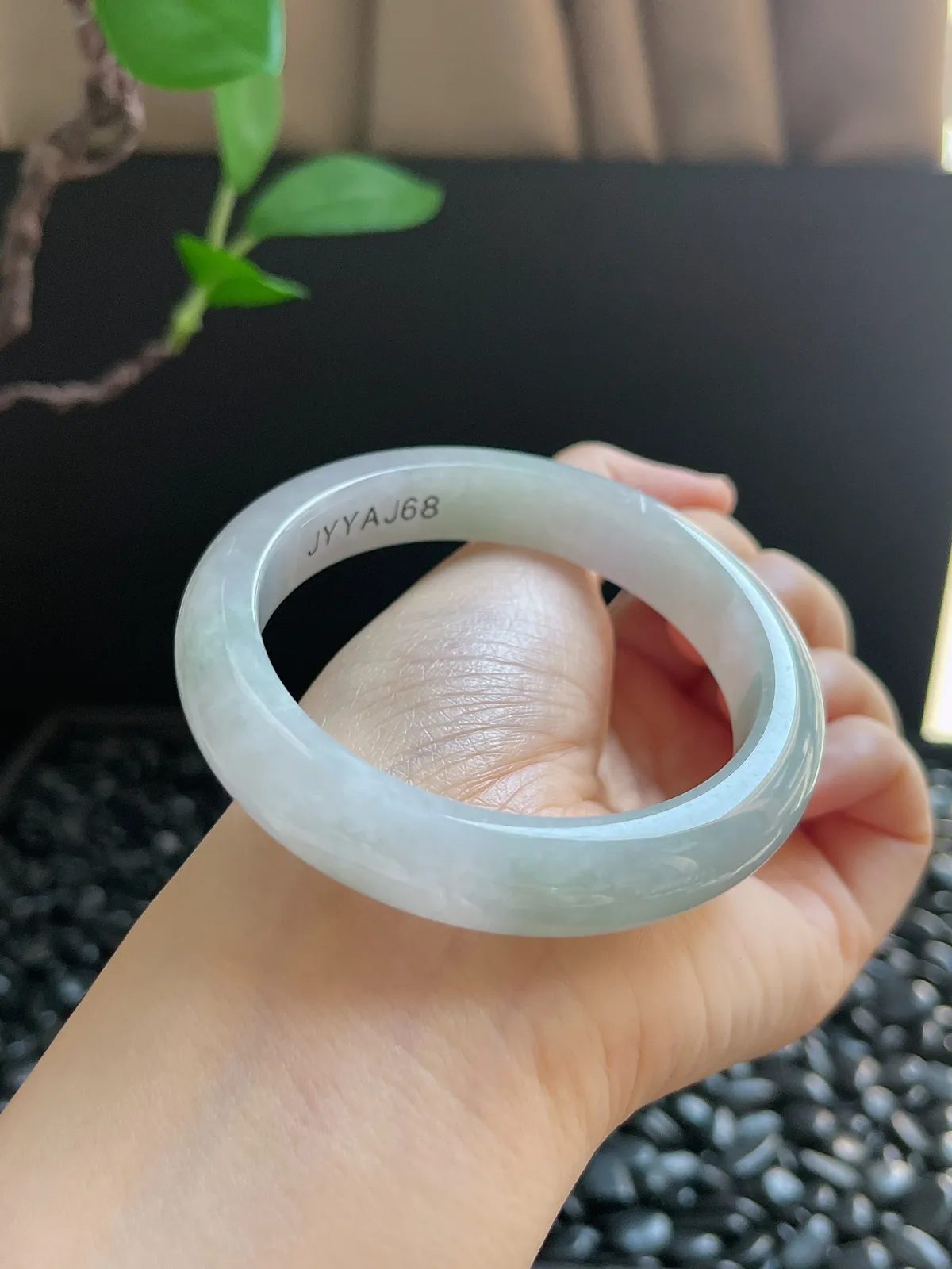 正圈56.7圈口，翡翠糯化种白色手镯