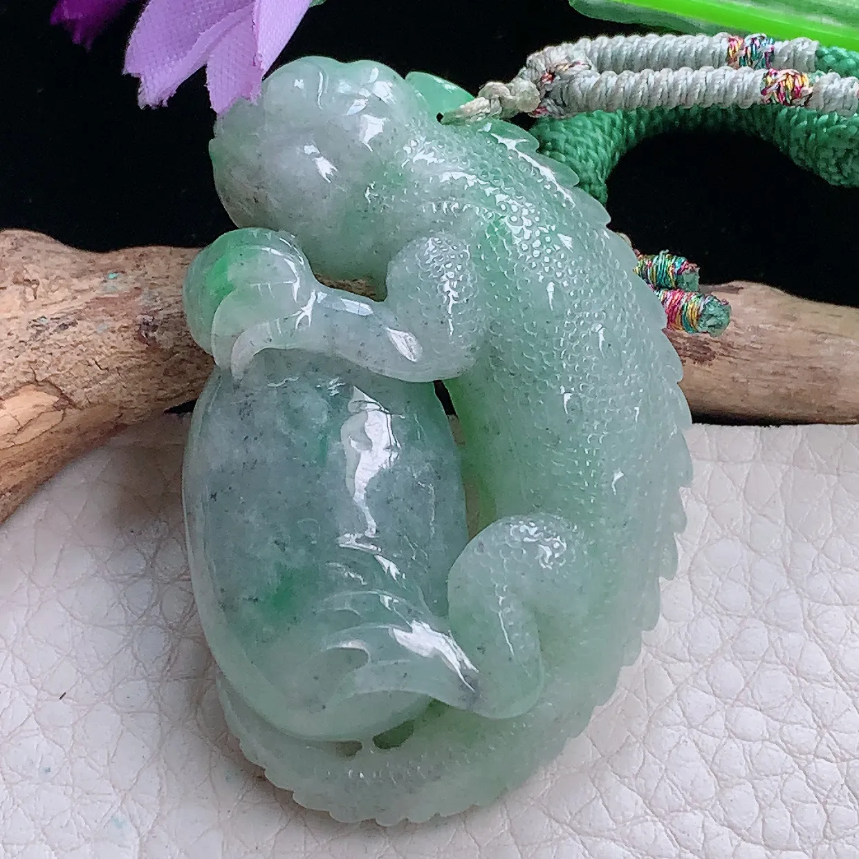 py实拍51.6*34*14.2缅甸翡翠精雕飘绿蜥蜴 吸亿玉挂件 玉吊坠