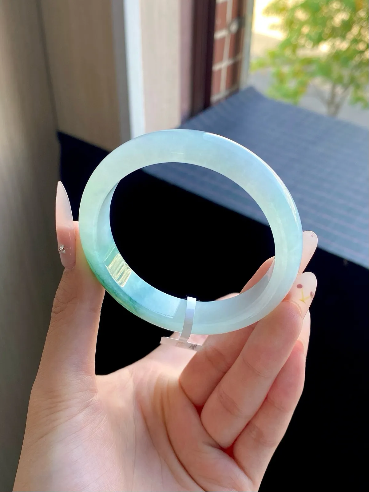 正圈56.8圈口，翡翠冰糯种飘绿手镯