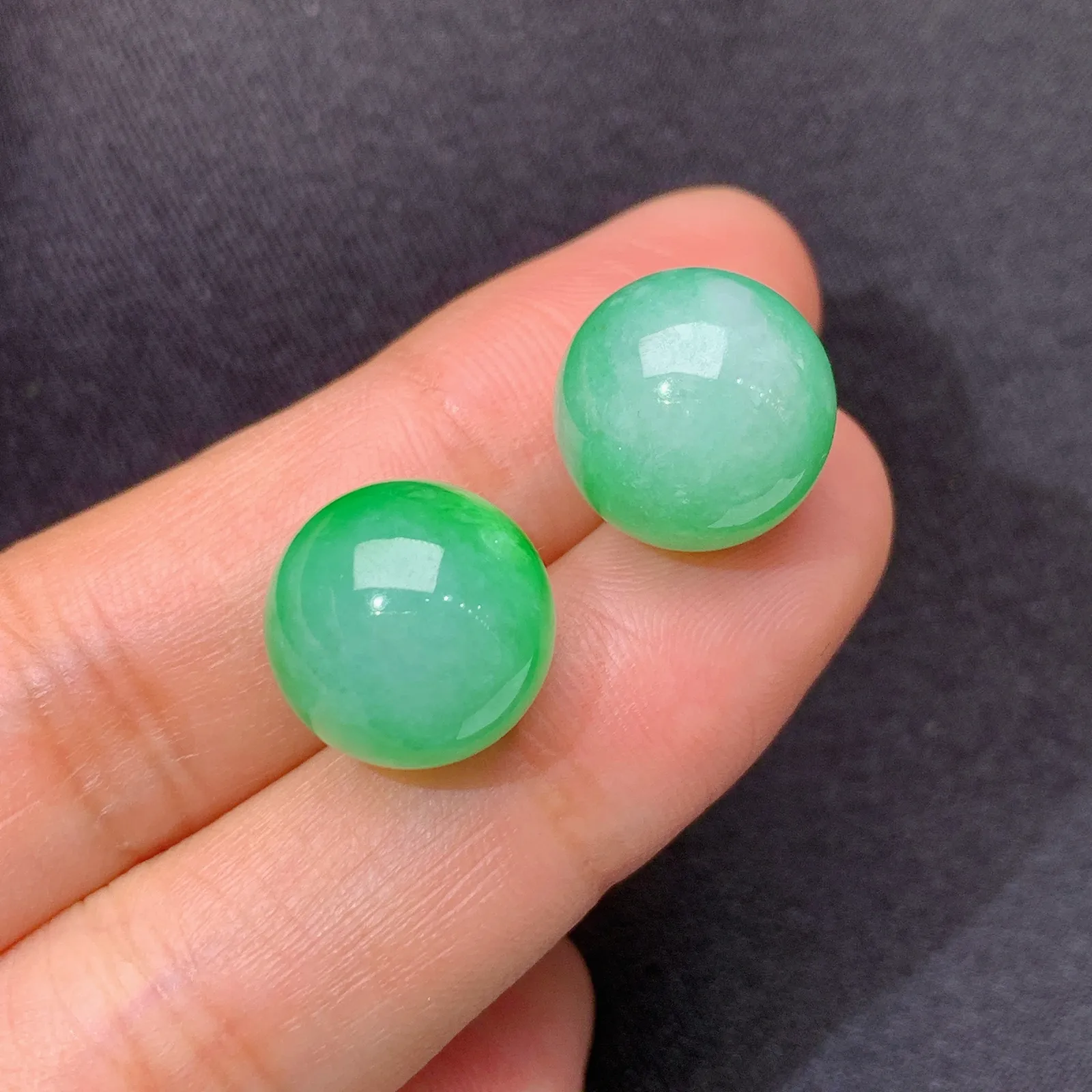 飘绿圆珠一对，镶嵌佳品，冰润细腻，色阳，种水足 Be 直径12.3