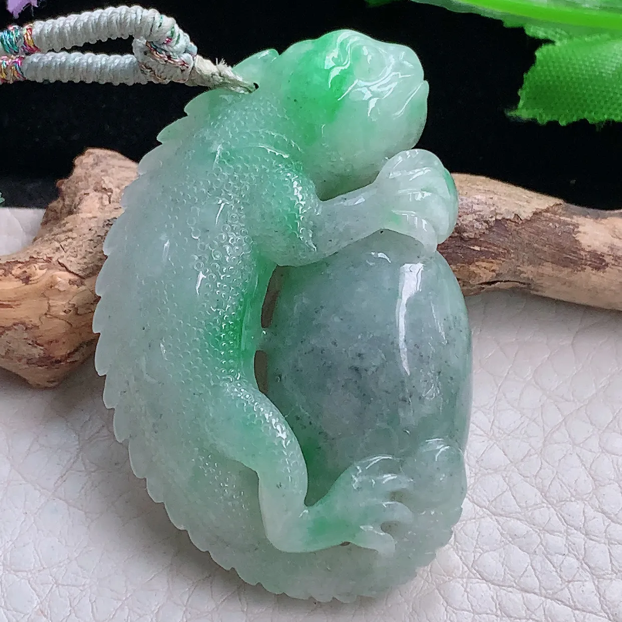 py实拍51.6*34*14.2缅甸翡翠精雕飘绿蜥蜴 吸亿玉挂件 玉吊坠