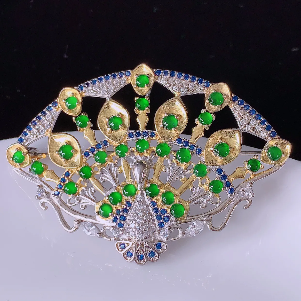 冰透满绿翡翠925银镶嵌孔雀胸针，自然光实拍，翠色灵动，颜色漂亮，种老水足，品相佳，佩戴佳品！#98