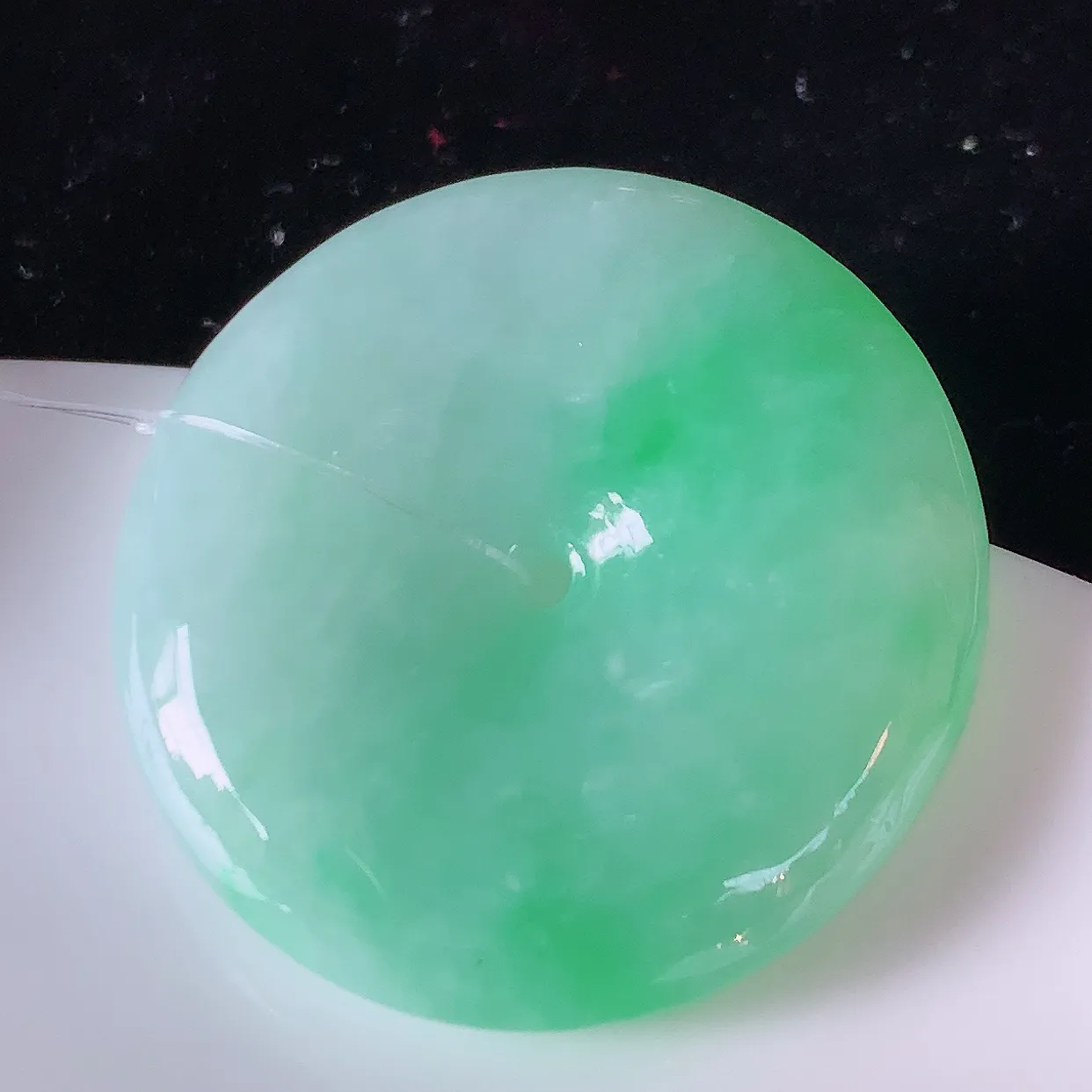 自然光实拍，水润飘绿翡翠平安扣吊坠，形体饱满圆润，平安扣肥嘟嘟的，平平安安，种水很好，配戴精美！#49.2