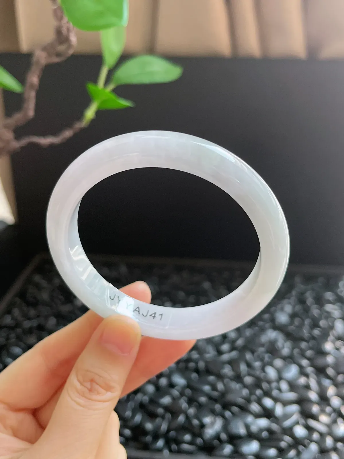 正圈58圈口，翡翠糯化种淡绿色手镯