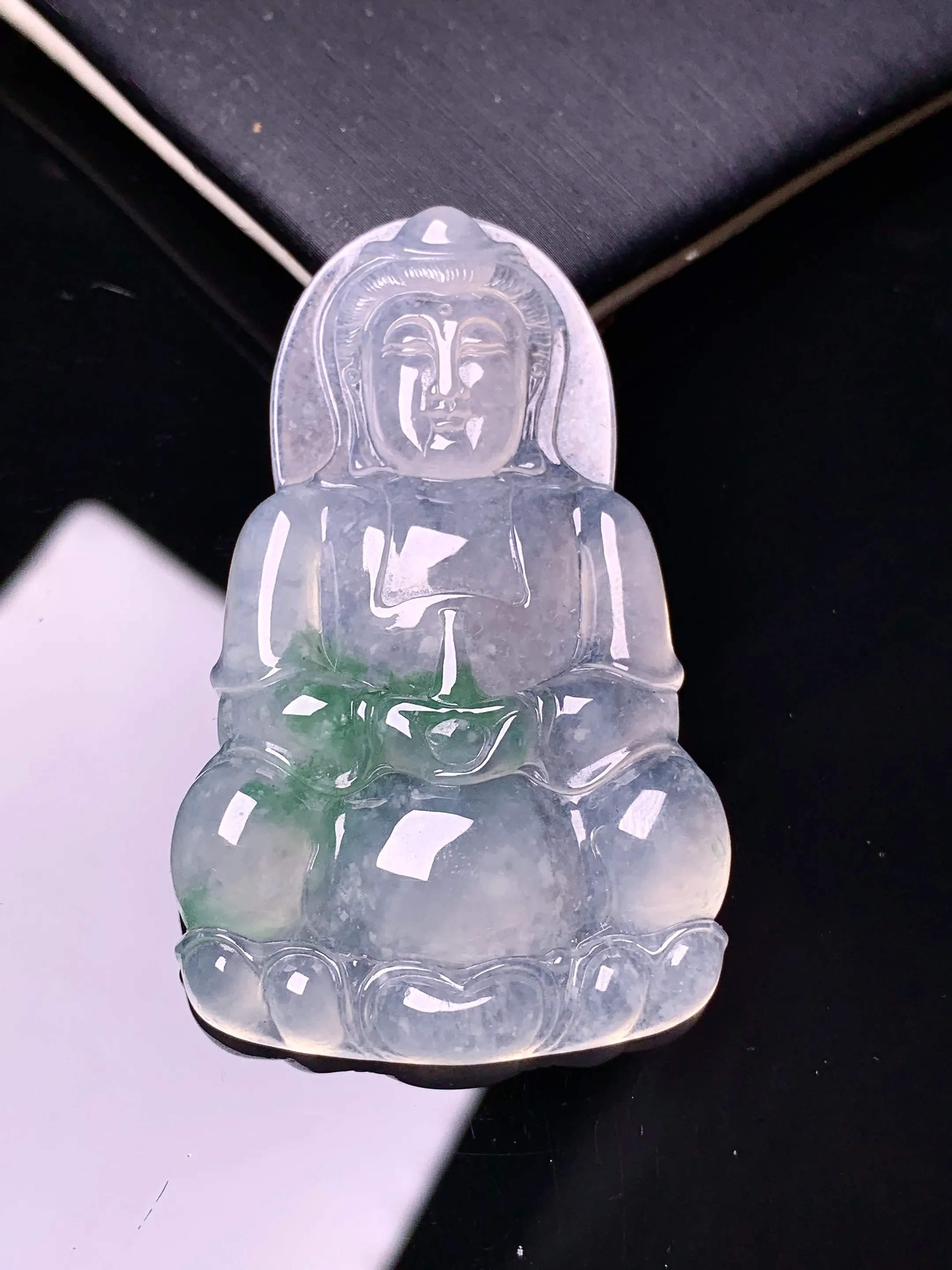 冰种飘绿观音菩萨吊坠 玉质细腻 色泽清新艳丽 整体尺寸50.9*32*6