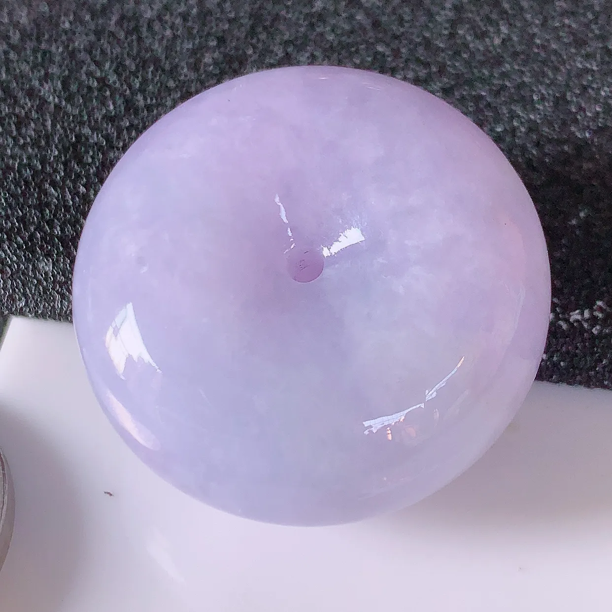 自然光实拍，冰润紫罗兰翡翠平安扣吊坠，形体饱满圆润，平安扣肥嘟嘟的，平平安安，种水很好，配戴精美！#05.2