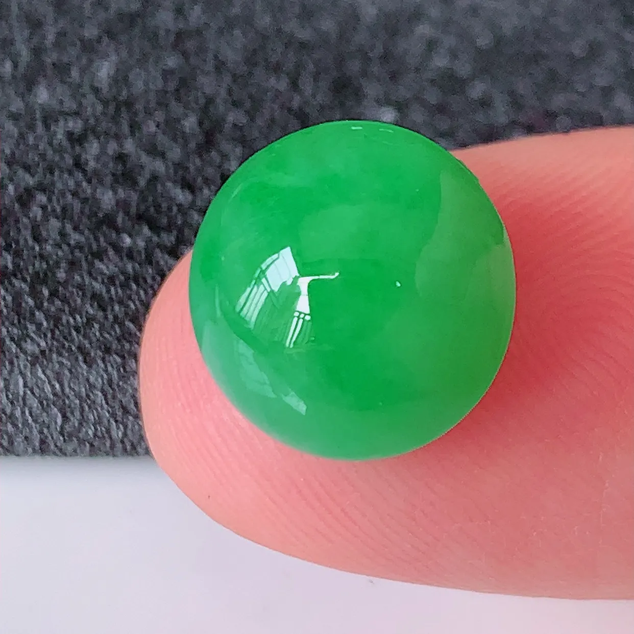 自然光实拍，水润满绿翡翠戒面，蛋面，翠色灵动，玉质细腻，颜色漂亮，品相佳， 佩戴佳品！#94.30尺寸12*11.6*6.5