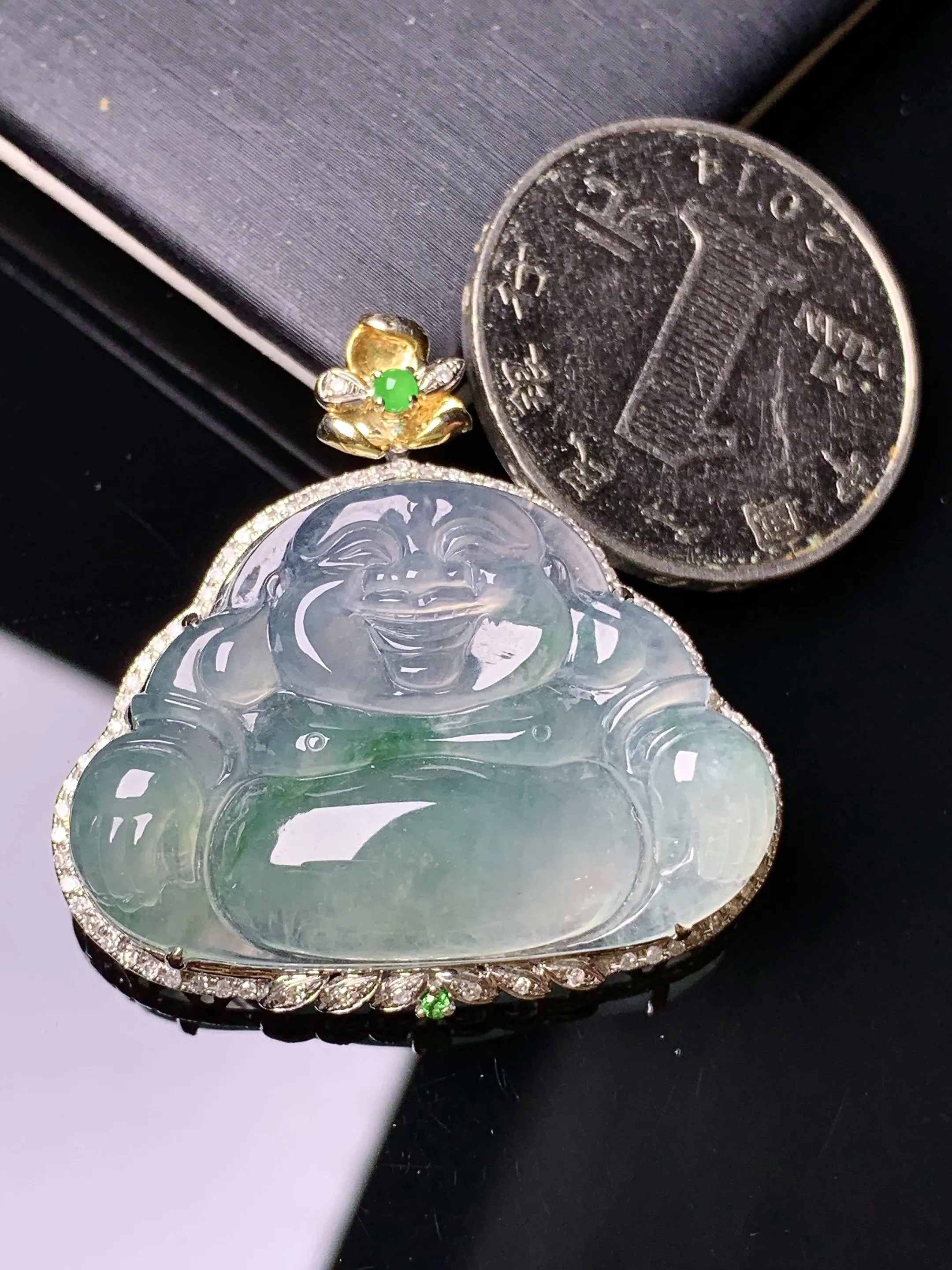 18k金钻镶嵌飘绿佛公吊坠 玉质细腻 色泽清新艳丽 整体尺寸33.2*33.8*8.3