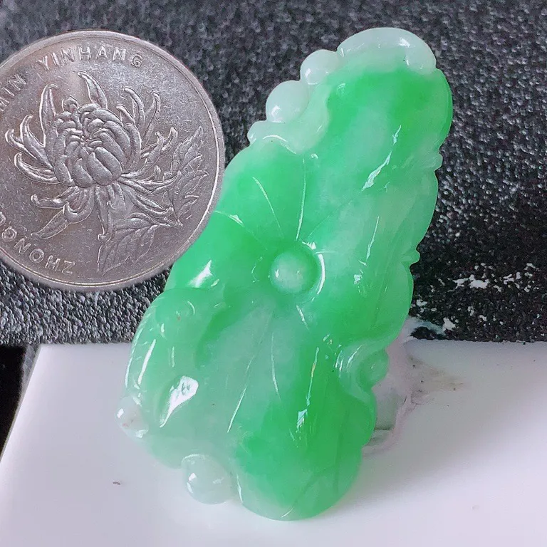 自然光实拍，冰润飘绿翡翠荷叶鱼、和和美美玉坠，财源广进，自然隐逸、荷本是素不着尘之物，有和美之寓意。#05.2