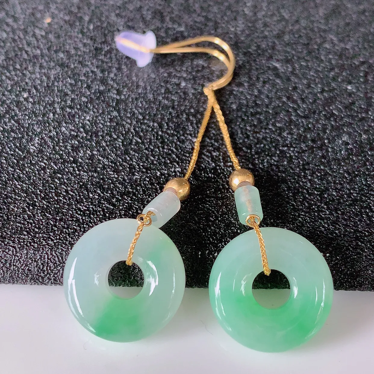 18k金镶嵌冰飘绿翡翠平安扣耳坠，沁人心脾，耳坠佩戴效果大气出众，尽显气质。种水好，胶感足，颜相当漂亮，高性价比，值得入手品鉴！# 41.30整体47裸石13*3.8