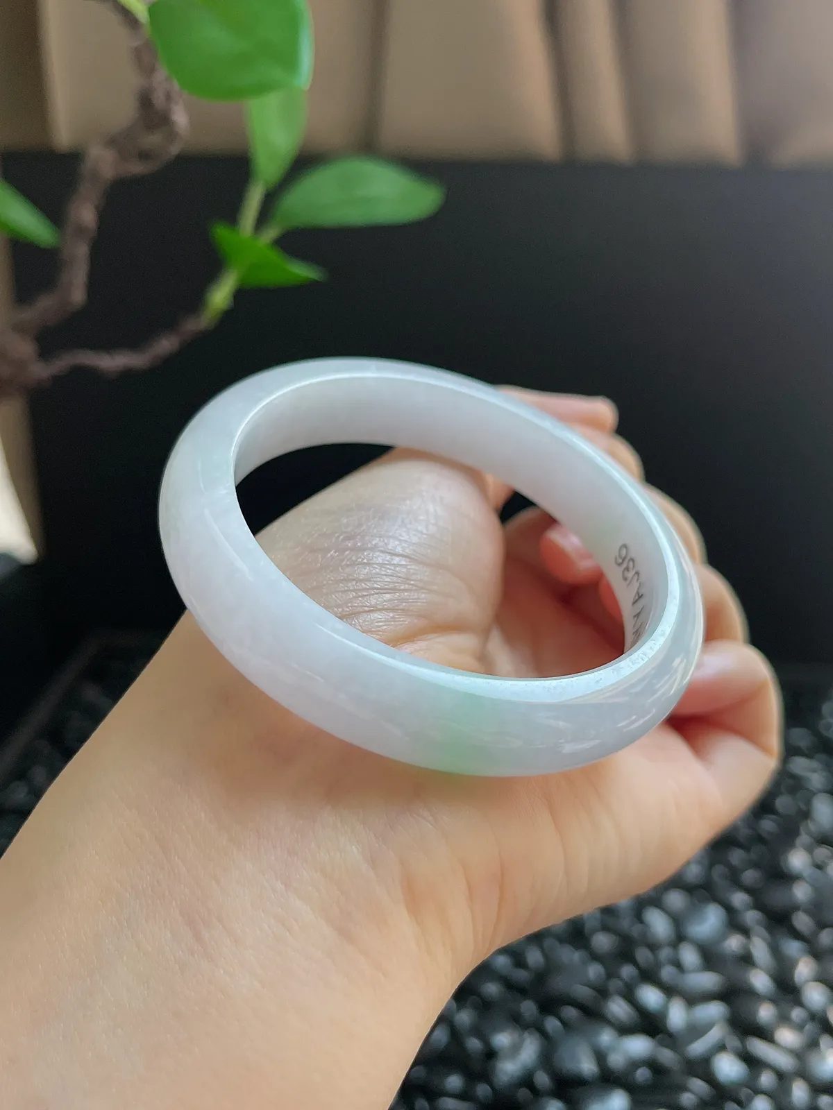 正圈56.7圈口，翡翠糯化种飘绿手镯