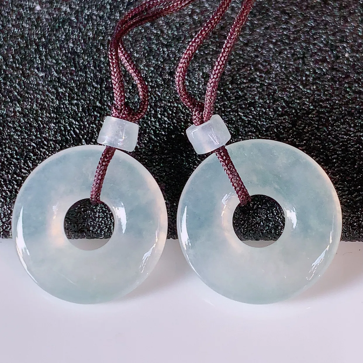 自然光实拍，冰种翡翠一对平安扣耳坠，翠色灵动，玉质细腻，颜色漂亮，品相佳，佩戴佳品！配银线 #57.