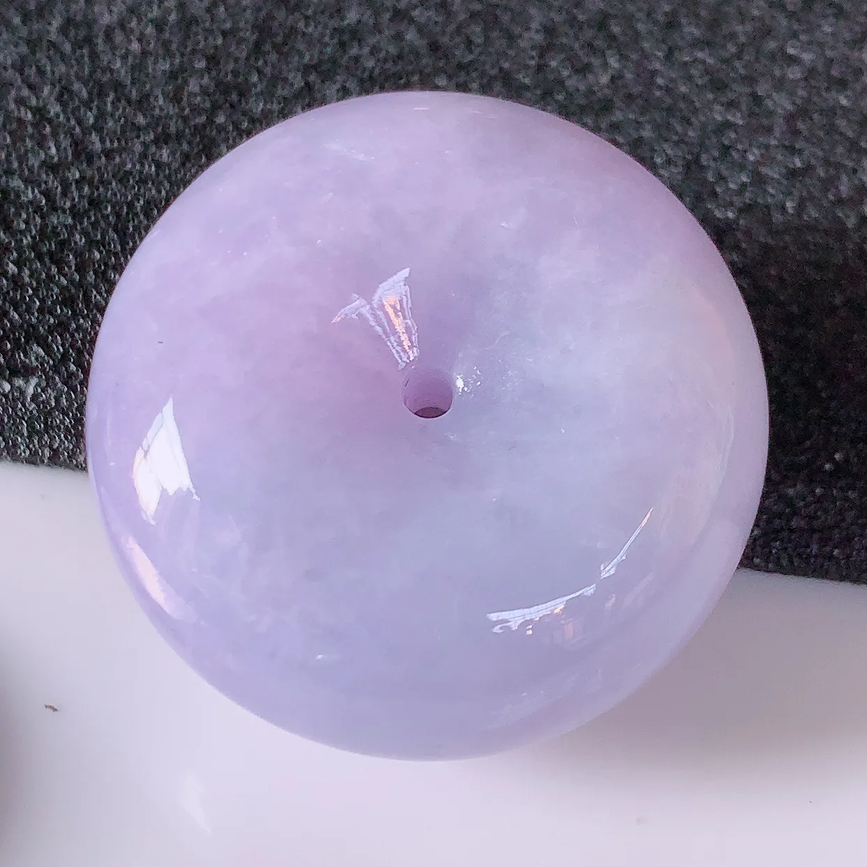 自然光实拍，冰润紫罗兰翡翠平安扣吊坠，形体饱满圆润，平安扣肥嘟嘟的，平平安安，种水很好，配戴精美！#05.2