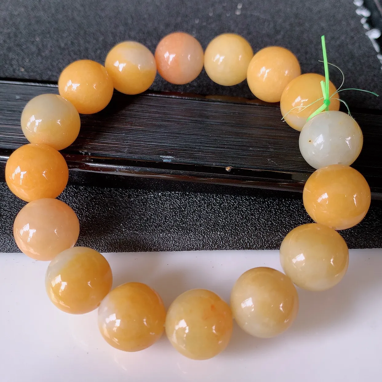 自然光实拍，特色冰润黄翡翡翠手串手链，种老水足，冰清玉润  颜色漂亮  #46.30取一尺寸13.2