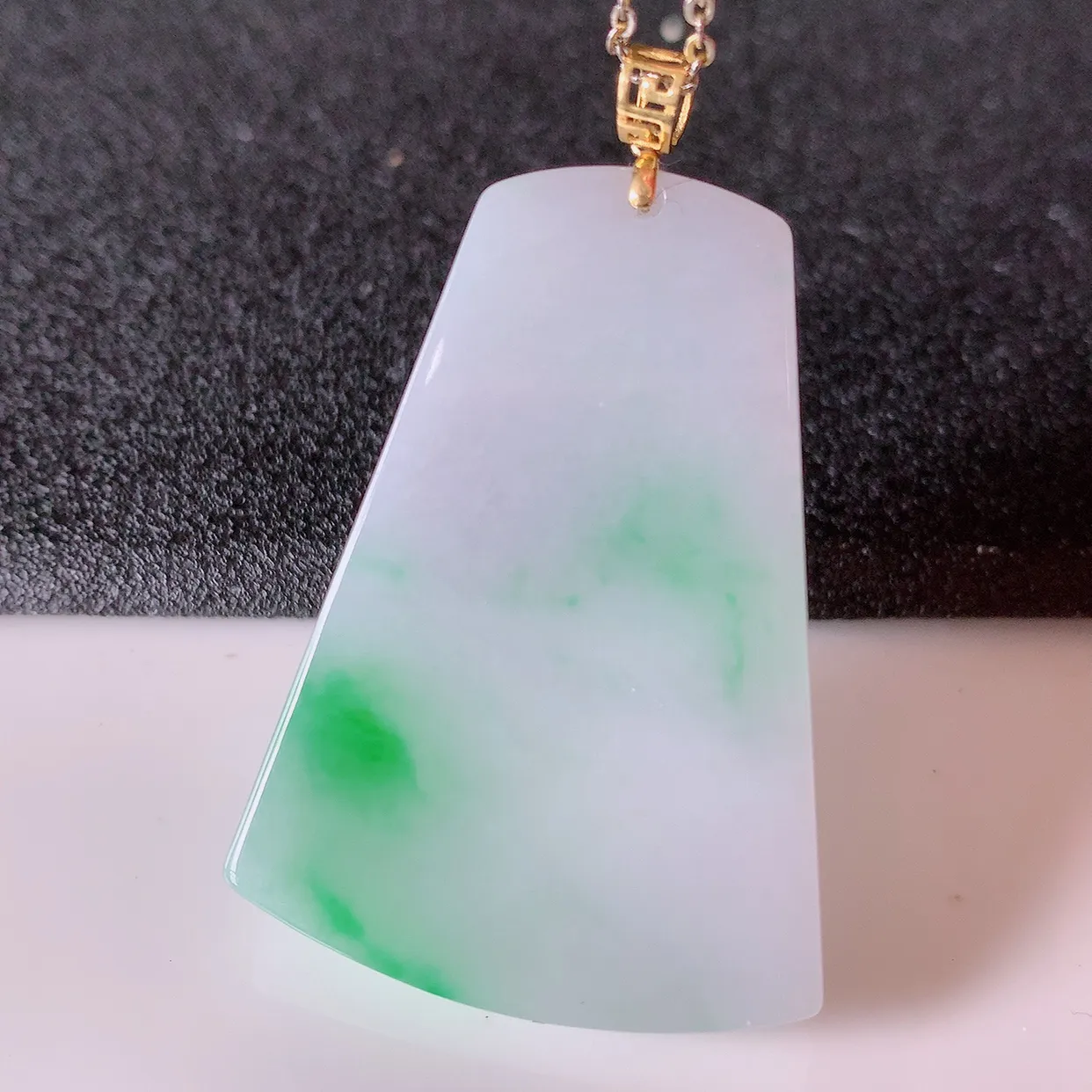 18K金镶嵌冰润飘阳绿翡翠无事牌吊坠，平安无事牌，平平安安，无事牌翠色灵动， 佩戴平安时尚！#41.30整体45*裸石39*28.5*4