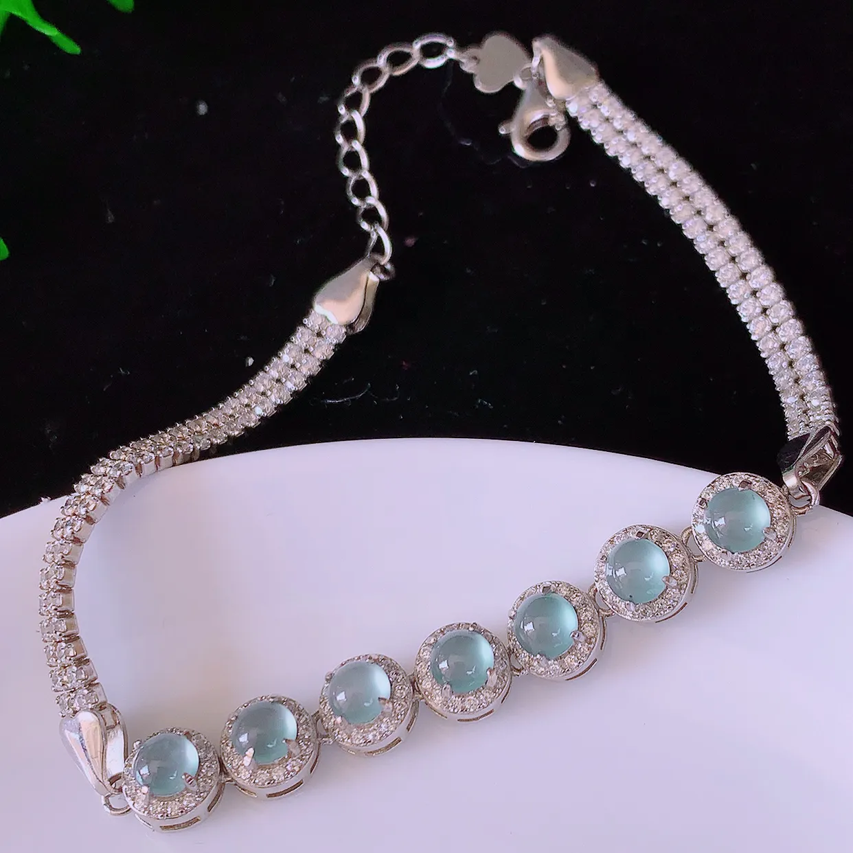 冰透满绿翡翠925银镶嵌手链，自然光实拍，翠色灵动，颜色漂亮，种老水足，品相佳，佩戴佳品！#97.2整体6.5*6.5*5.2裸石4.2*4.2