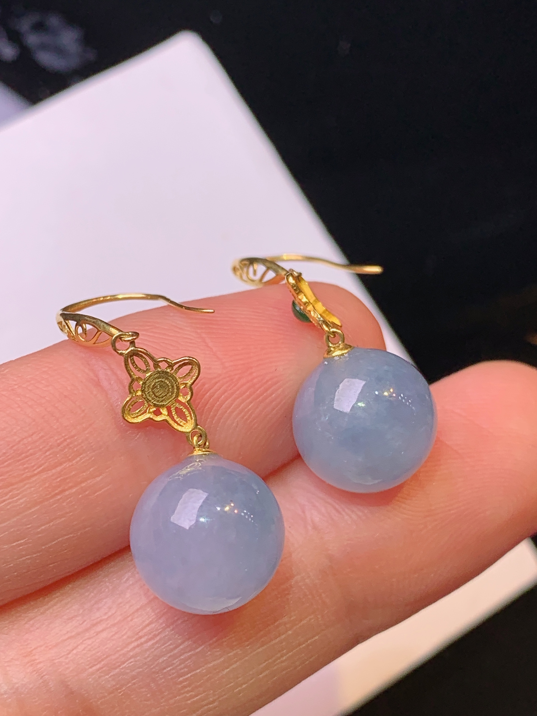 18k金镶嵌紫罗兰圆珠耳坠 玉质细腻 色泽清新艳丽 整体尺寸31.6*10