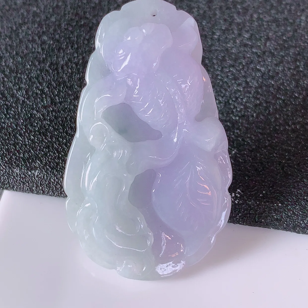 自然光实拍，冰润紫罗兰翡翠年年有余，自由自在玉吊坠，寓意财源广进，雕工婉约，栩栩如生，佩戴优雅迷人！#57.2