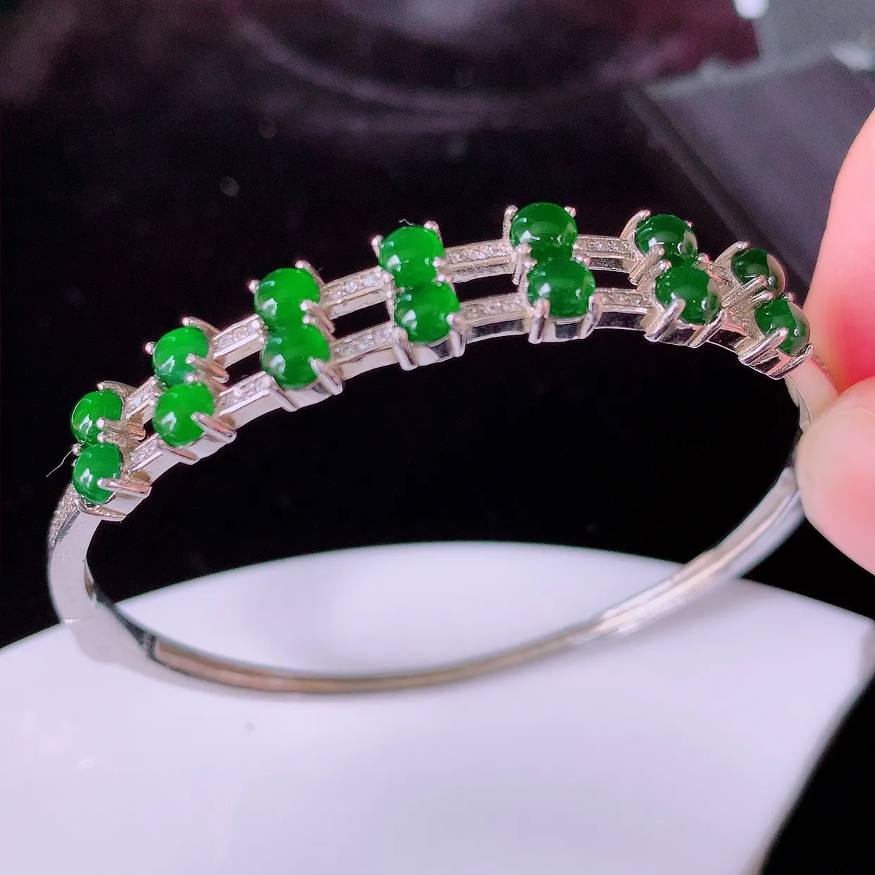 56-57圈口，冰透满绿翡翠925银镶嵌手镯，自然光实拍，翠色灵动，颜色漂亮，种老水足，品相佳，佩戴佳品！#98.30 整体56.5*50.5-8.5*4.5裸石3.5-3.5