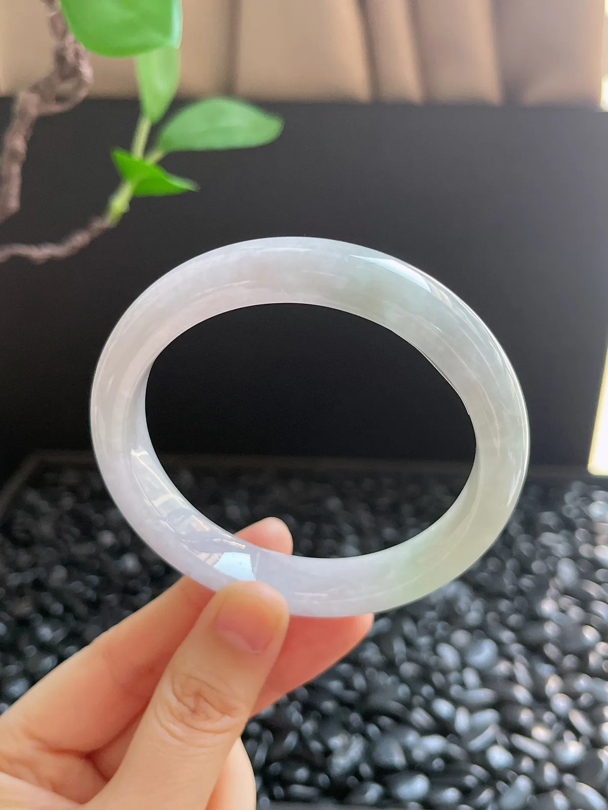 正圈58.8圈口，翡翠糯化种淡绿色手镯