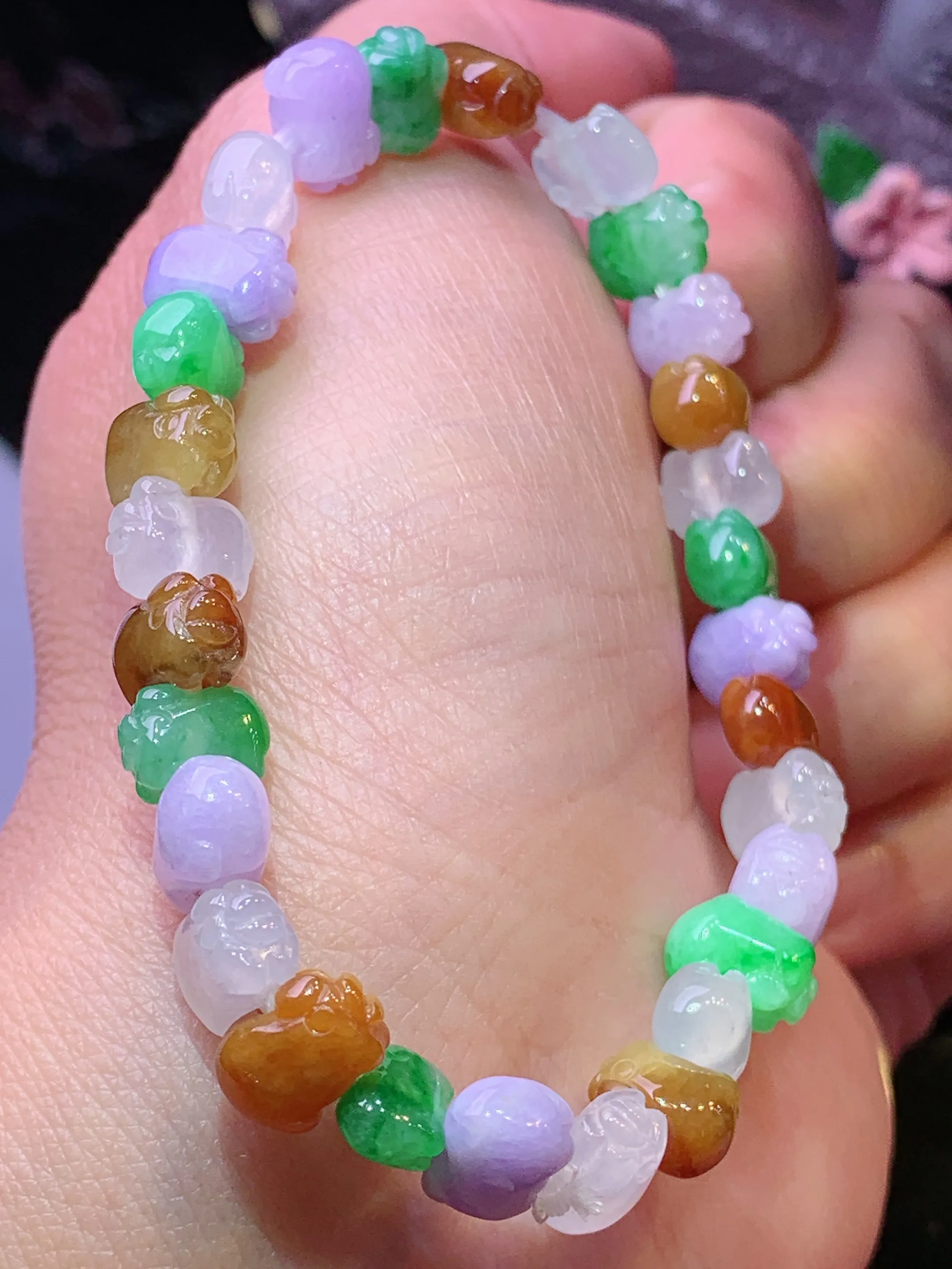 多彩生肖猪手链 玉质细腻 色泽清新艳丽 整体尺寸8.5*6.3*5.3