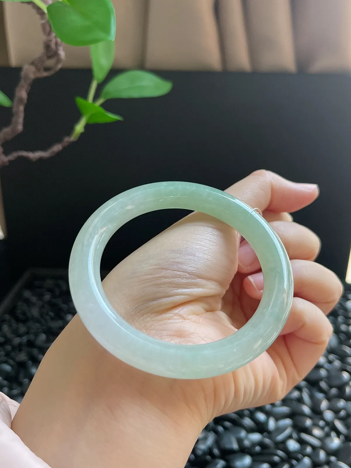 圆镯54圈口，翡翠冰糯种淡绿色手镯