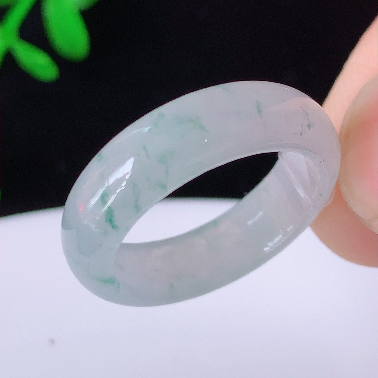 自然光实拍，17.8mm内径翡翠指环，玉戒指，玉质莹润，好精美好冰润的指环，16圈口， 上手纤巧！#