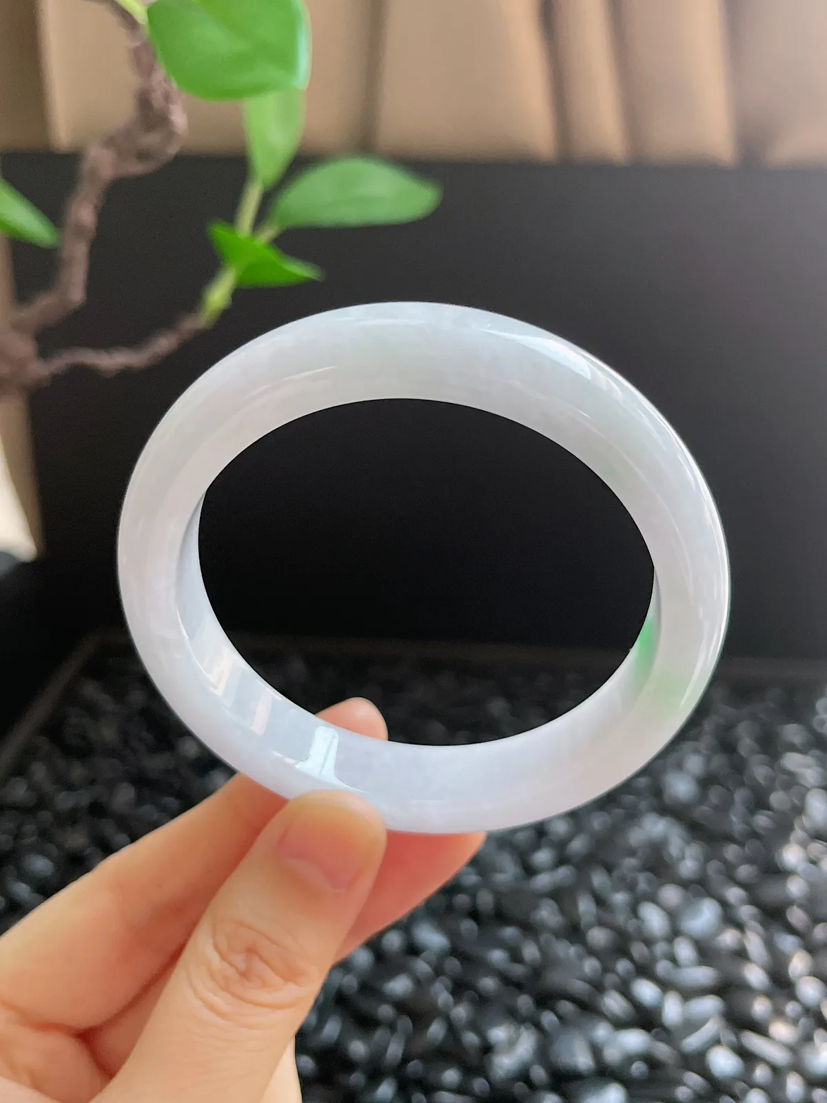 正圈56.7圈口，翡翠糯化种飘绿手镯