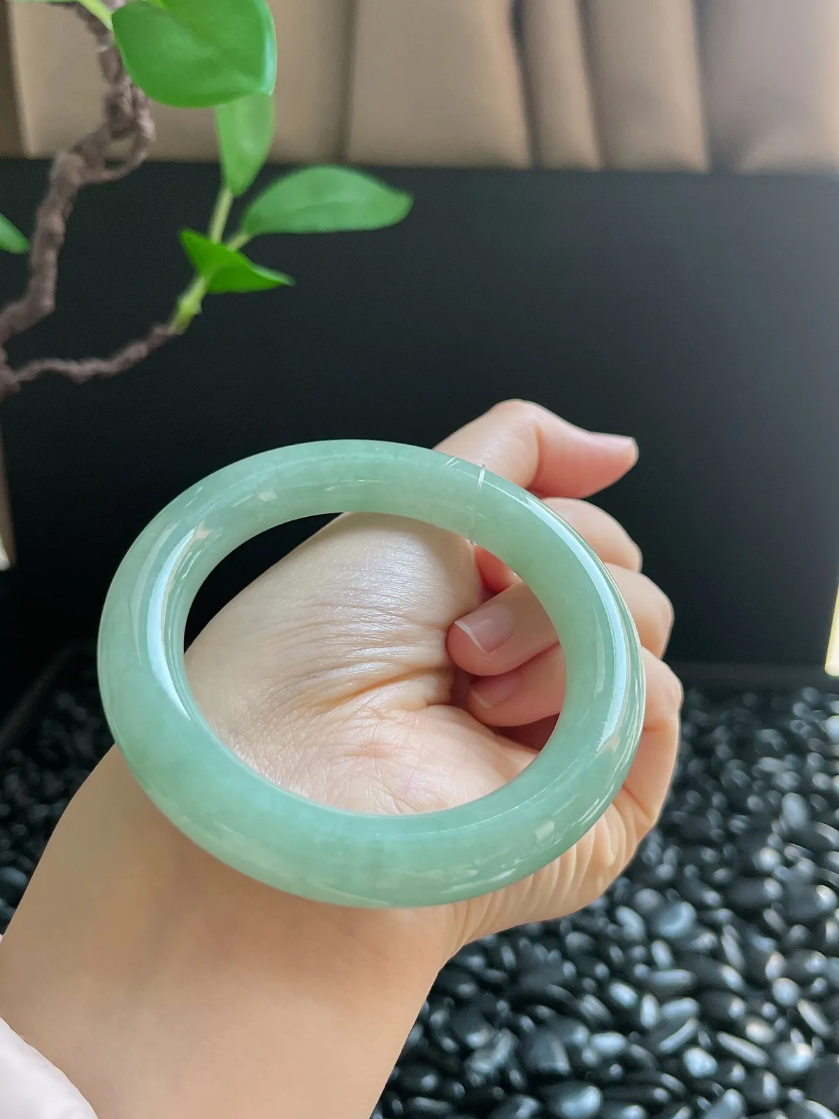 圆镯53.5圈口，翡翠糯化种淡绿色手镯