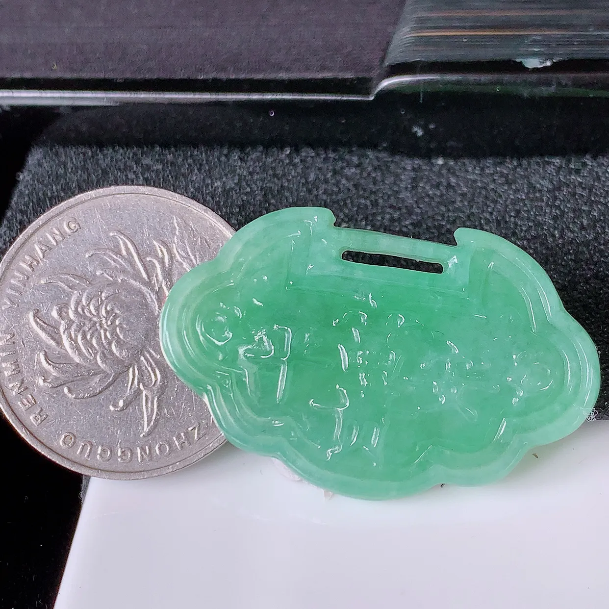 自然光实拍，水润满绿翡翠平安富贵锁吊坠，翠色灵动，玉质细腻，颜色漂亮，品相佳， 佩戴佳品！#85.38