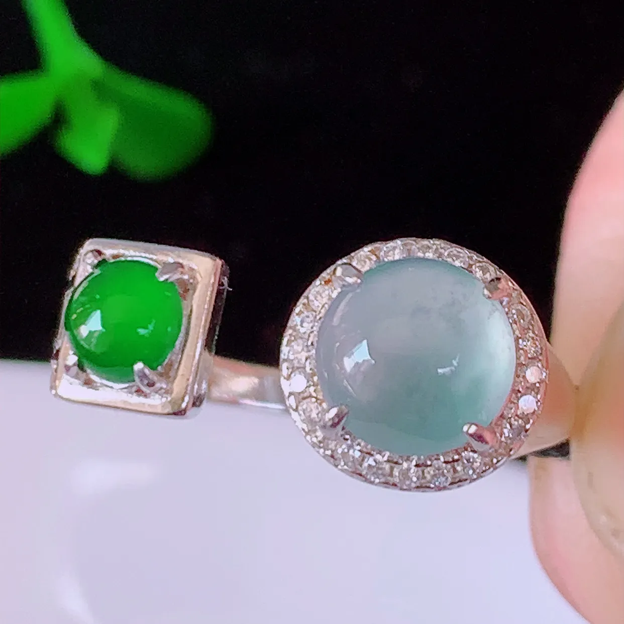 冰透满绿翡翠925银镶嵌戒指，自然光实拍，翠色灵动，颜色漂亮，种老水足，品相佳，佩戴佳品！#97.2