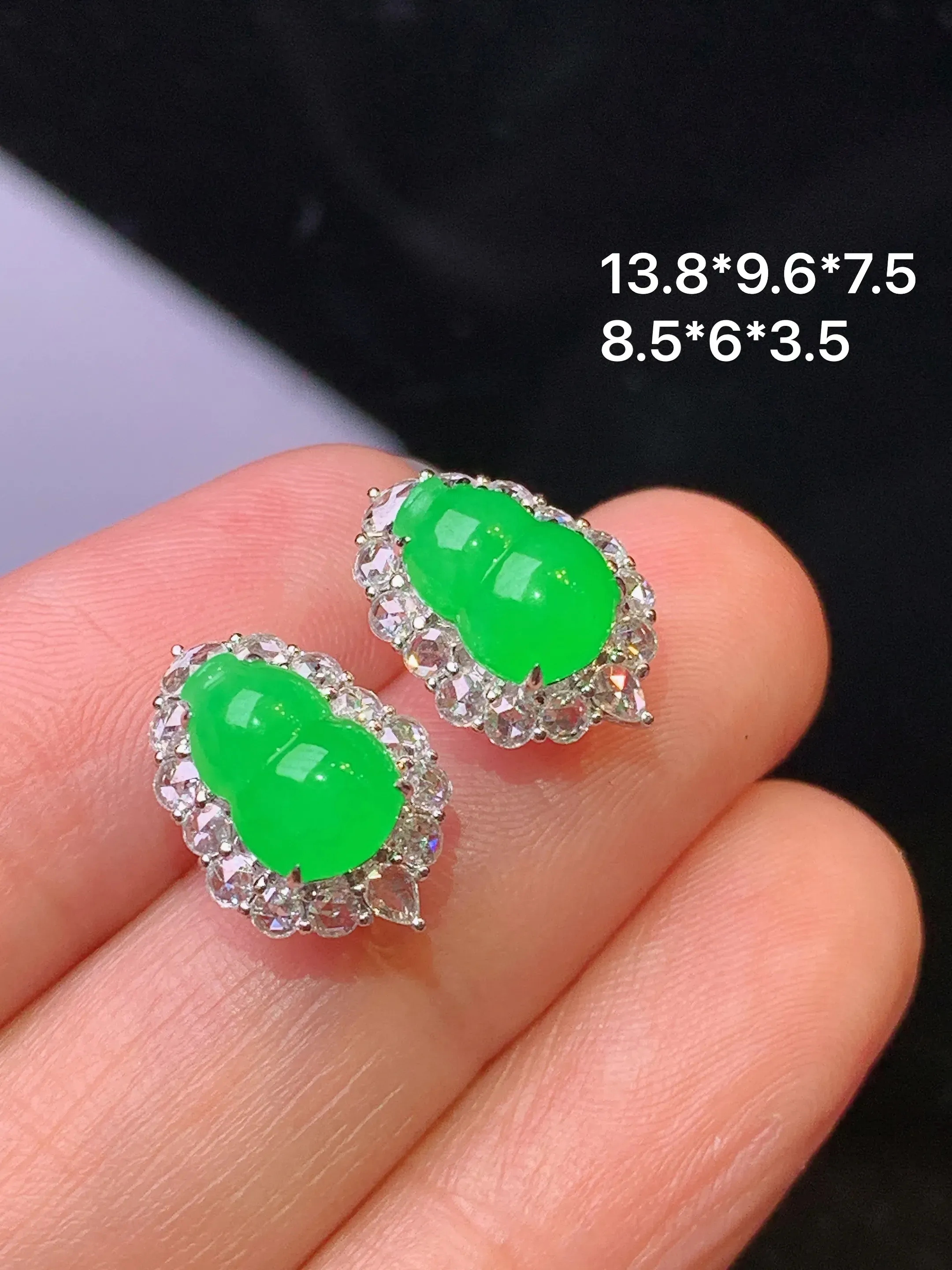 18k金钻镶嵌满绿葫芦耳钉 玉质细腻 色泽清新艳丽 整体尺寸13.8*9.6*7.5