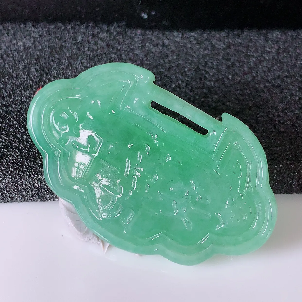 自然光实拍，水润满绿翡翠平安富贵锁吊坠，翠色灵动，玉质细腻，颜色漂亮，品相佳， 佩戴佳品！#85.38