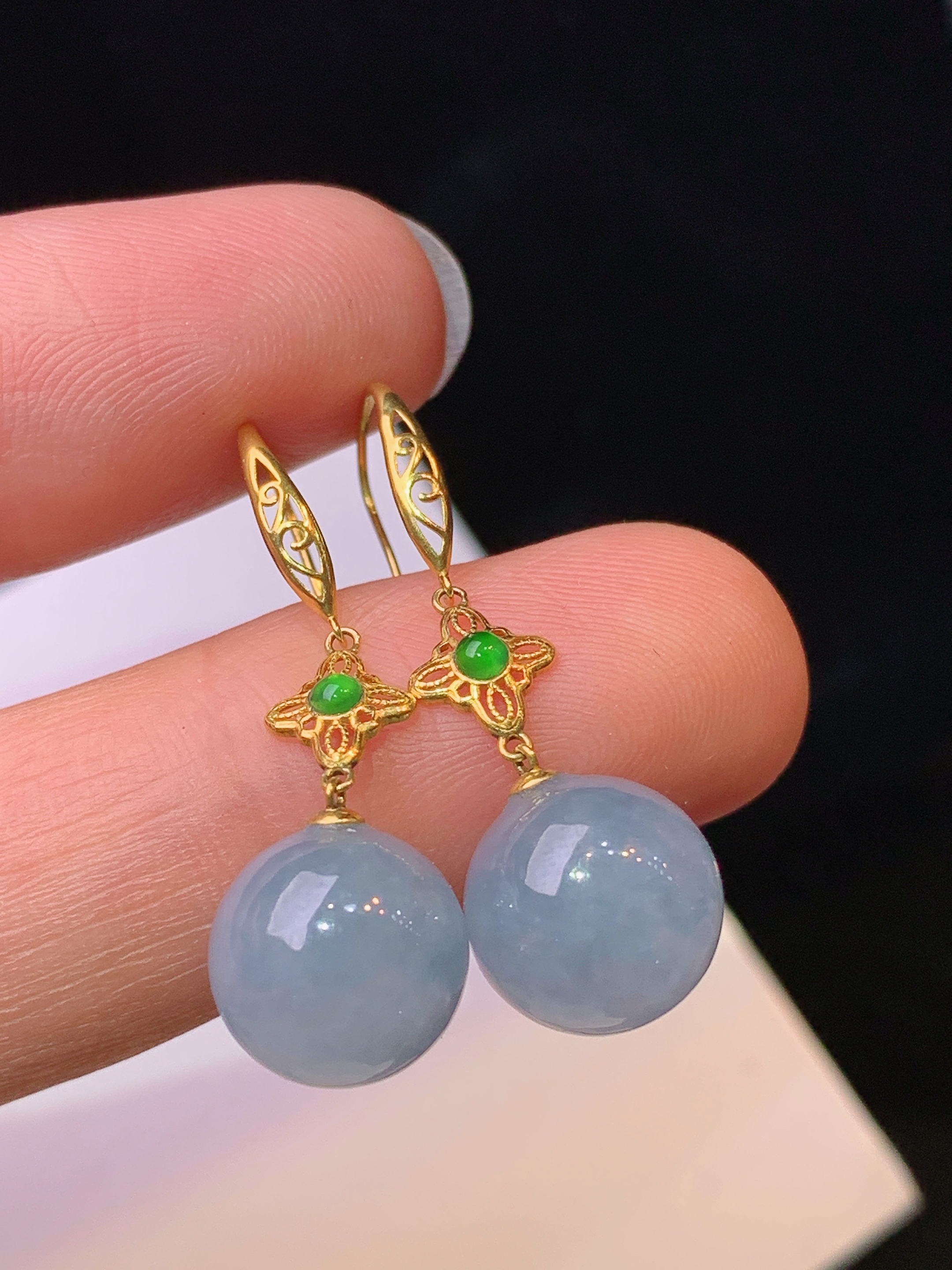 18k金镶嵌紫罗兰圆珠耳坠 玉质细腻 色泽清新艳丽 整体尺寸31.6*10